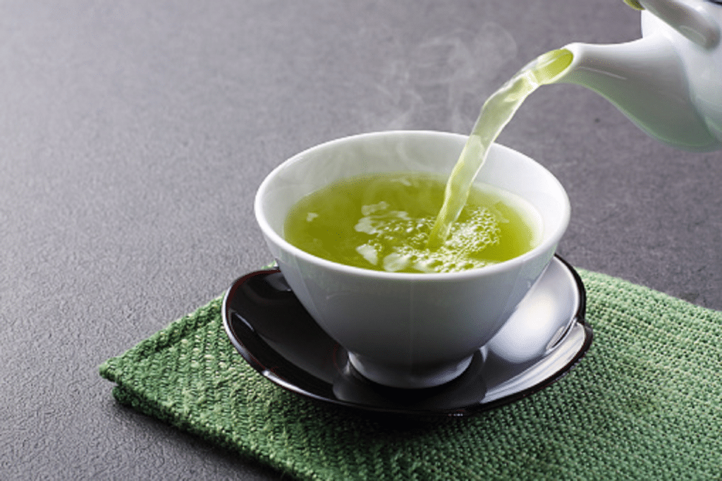 une tasse de thé vert
