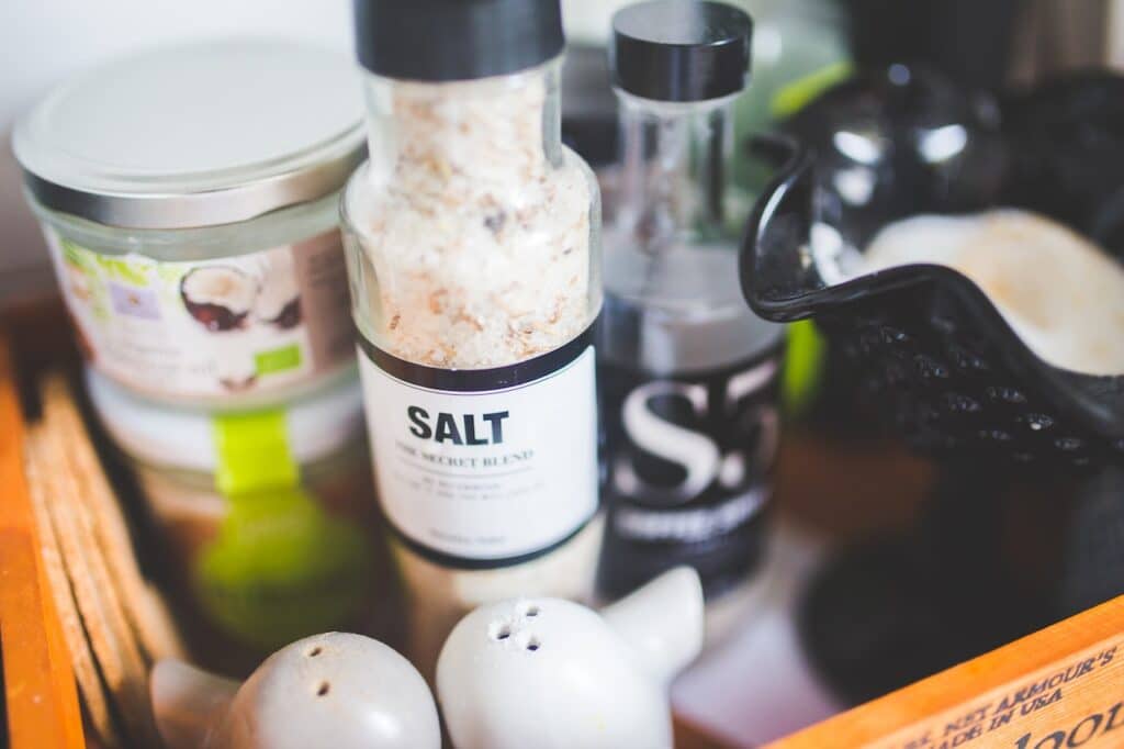 pot de sel dans une cuisine pour montrer qu'il faut réduire la consommation de sel