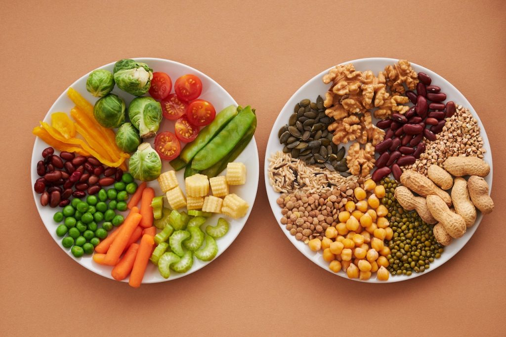 image de deux assiettes présentant des légumes et des noix et féculents