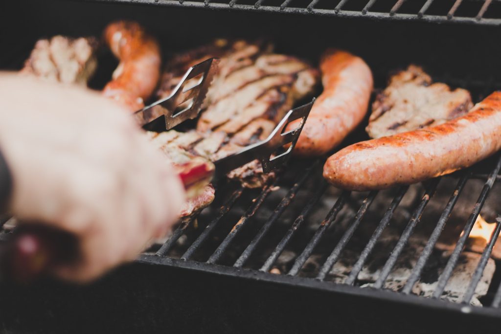 viande et saucisse en train de griller au barbecue
